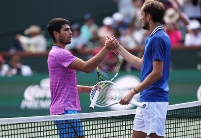 Carlos Alcaraz (a la izquierda) es felicitado por Daniil Medvedev tras la final. 