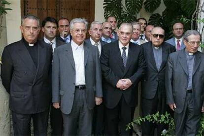 Miguel Castillejo, en el centro, posa con los integrantes del Consejo de Administración de Cajasur antes de su marcha.