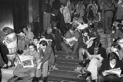 Journalists on the night of February 23rd at the Hotel Palace in Madrid, located opposite the Congress building, reading one of the special editions of EL PAÍS published during the coup. Pictured: María Antonia Iglesias, Gaspar Rosety, Miguel Vila, Roberto Villagraz, Javier Martín, Jordi Socias, Gustavo Cuevas, Sigfrid Casals, Luis Magán, Antonio Suárez y José Ángel Esteban.