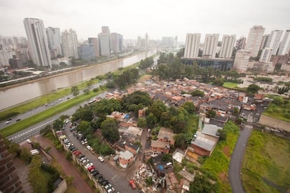 Vista da favela Jardim Panorama a partir do Corporate Center Building, complexo de comercial do Parque Cidade Jardim.