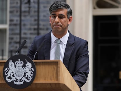 El líder conservador, Rishi Sunak, durante la rueda de prensa que ha ofrecido este viernes en el número 10 de Downing Street.