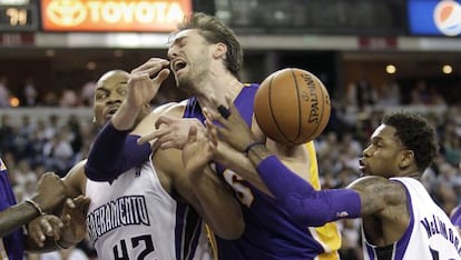 Gasol, marcado por Hayes y McLemore.