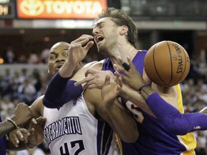 Gasol, marcado por Hayes y McLemore.