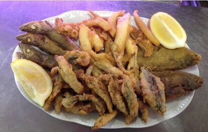 Así de bien fríen el pescado en el Puerto de Santa María