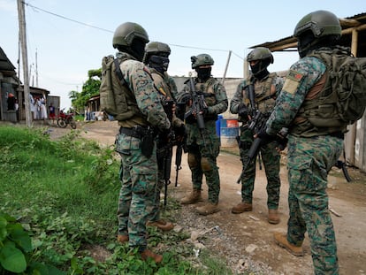 Soldados en una acción militar esta semana en Durán (Ecuador).