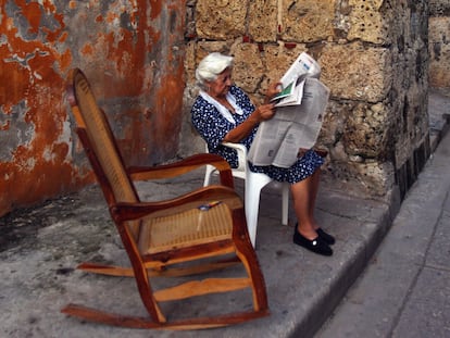 Una mujer lee el periódico en Cartagena (Colombia), en una imagen de archivo.