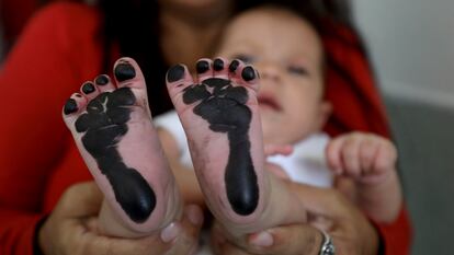 Una niña recién nacida luego de que tomen la huella de sus pies para su acta de nacimiento, en Cúcuta en 2019.
