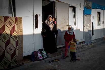 Varias mujeres de una familia charlan en la puerta de uno de los barracones. Las mochilas descansan junto a la puerta porque es festivo y no ha habido clase. Según datos de la Agencia Turca de Desastres y Emergencias (Afad en sus siglas en turco), un 67% de los padres que viven en campos de refugiados están satisfechos con la educación que reciben sus hijos, pero no hay estadísticas de ONG con las que se pueda comparar esta afirmación.