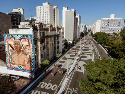 Vista aérea do elevado Minhocão, transformado nos últimos tempos em uma grande galeria de murais. O da esquerda é em homenagem a Nelson Mandela que assinam Diego Mouro e Criola. 