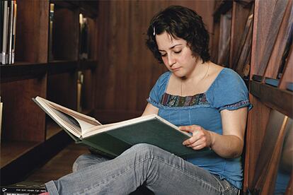 Alejandra Vanessa debuta con un libro de poemas titulado &#39;Colegio de monjas&#39;.