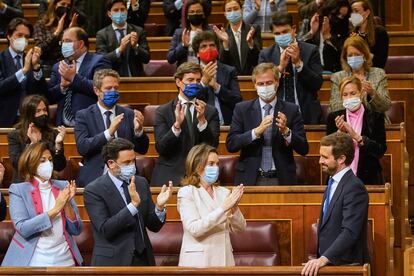 La bancada popular aplaude a Pablo Casado en la sesión de control del día 23 en el Congreso de los Diputados.