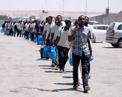 Migrantes irregulares procedentes de Sudán esperan su deportación en el aeropuerto de Benghazi, Libia, en 2019.