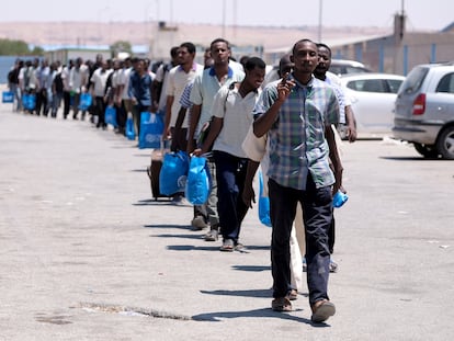 Migrantes irregulares procedentes de Sudán esperan su deportación en el aeropuerto de Benghazi, Libia, en 2019.