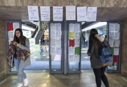 Entrada a la Facultad de Filosofía y Ciencias de la Educación de la Universidad de Valencia, llena de carteles contra el machismo.