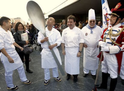 Martín Berasategui, ayer, junto a dos cocineros japoneses (izquierda) y miembros de la tamborrada de Gaztelubide.