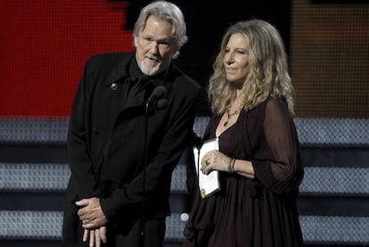 Barbra Streisand presenta a los ganadores del galardón al Álbum del Año junto a Kris Kristofferson. La cantante y actriz, que ha recibido ocho premios Grammy a lo largo de su carrera, también actuó en directo durante la gala, algo inusual, ya que sólo se presenta de forma esporádica en obras benéficas y algunos eventos públicos.