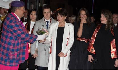 Estefanía de Mónaco, con abrigo blanco, y sus hijos Luis Ducruet (a su izquierda), Paulina Ducruet y Camille Gottlieb (a su derecha) en enero de 2016.