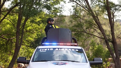 Miembros de la Guardia Civil realizan recorridos en los municipios de Álvaro Obregón, Indaparapeo y Charo, en Michoacán.