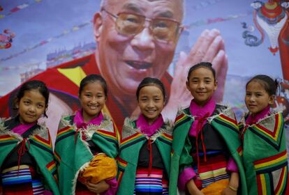 Varias niñas tibetanas posan vestidas con el traje tradicional para una fotografía en la escuela Srongtsen Birikut en Katmandú, Nepal.