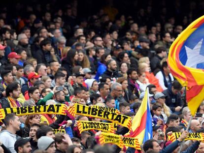 Torcedores do Barcelona fazem protesto pelos presos políticos.