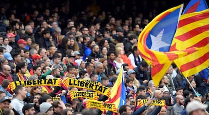 Torcedores do Barcelona fazem protesto pelos presos políticos.