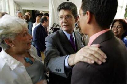 El secretario general de Acción Democrática, Henry Ramos Allup (centro), charla con simpatizantes del partido.