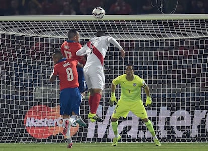 El portero chileno, Claudio Bravo, evita un gol de Perú.