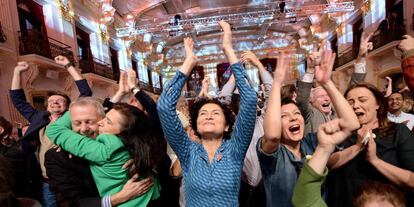 Els partidaris d'Alexander van der Bellen celebren l'avantatge del candidat independent en els sondejos a Viena.