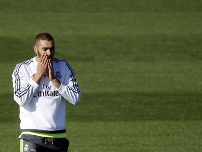 Benzema treina com o Real Madrid.