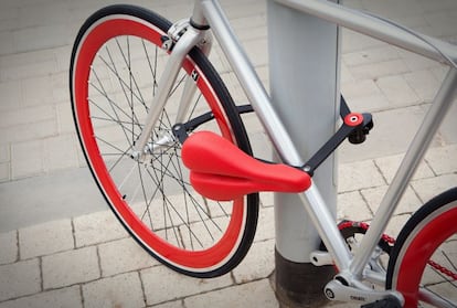 Ya no es necesario cargar con el sillín todo el día por temor a que algún desalmado se lo lleve. El nuevo Seatylock se convierte en un práctico sistema antirrobo para bici y asiento. &lt;p&gt;Precio: 100 euros. http://seatylock.com