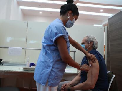 Una enfermera vacuna al consejero madrileño de Sanidad en funciones, Enrique Ruiz Escudero, el sábado en el hospital Puerta de Hierro de Majadahonda.