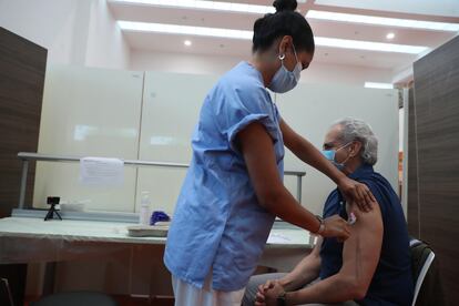 Una enfermera vacuna al consejero madrileño de Sanidad en funciones, Enrique Ruiz Escudero, el sábado en el hospital Puerta de Hierro de Majadahonda.