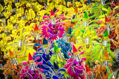 Desfile de una de las escuelas de Samba de Río de Janeiro durante el carnaval.