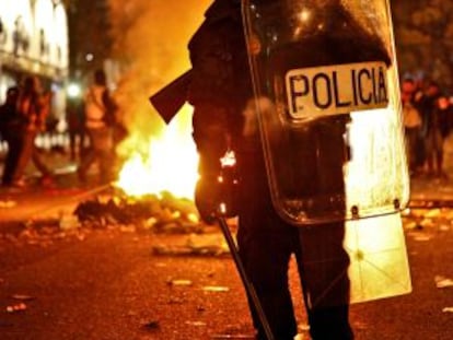 Antidisturbios en el Paseo del Prado, tratando de controlar los altercados que se produjeron tras la manifestación con motivo de la huelga general del pasado 14-N.