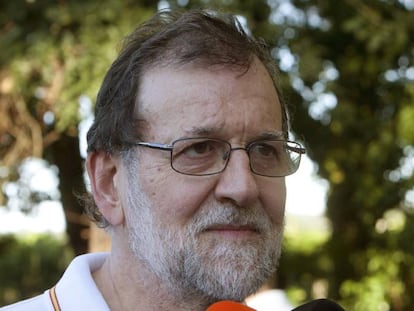 Mariano Rajoy, atiende a los medios de comunicaci&oacute;n durante su paseo por las orillas del r&iacute;o Umia (Pontevedra).