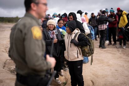 Migrantes esperan para recibir instrucciones de un agente de la Patrulla Fronteria en Boulevard (California), el 25 de abril.