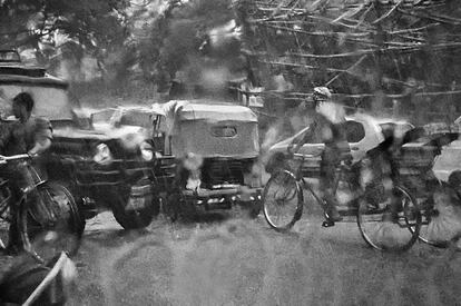 Durante los meses de monzón -desde julio hasta septiembre- el tráfico se complica. Muchas ciudades por el deficiente o inexistente alcantarillado se inundan y es imposible el tránsito por sus calles. En la foto los rickshaws circulan a pesar de la intensa tormenta en la parte vieja de Delhi.