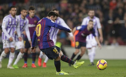 Messi lanza un penalti contra el Valladolid.