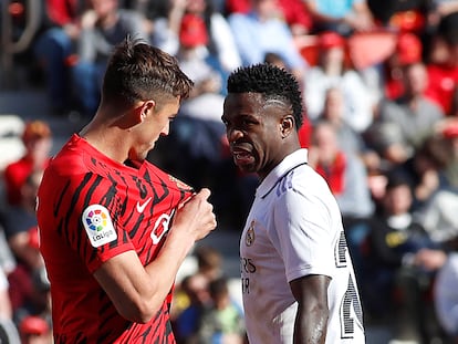 Raíllo intentaba que Vinicius besase el escudo de su camiseta, este domingo en Palma.