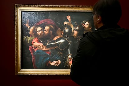 Uno de los primeros visitantes de la muestra, hoy en Roma, frente a La 'captura de Cristo' (1602), en la que el propio Caravaggio se retrató a la derecha de la obra.
