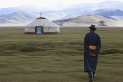 Un mongol camina hacia una yurta, tienda tradicional de los nómadas.