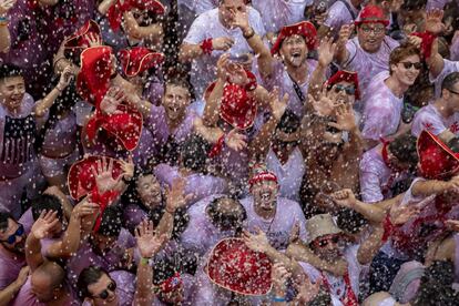 Ambiente durante la celebración del chupinazo de San Fermín 2019, este sábado en Pamplona.