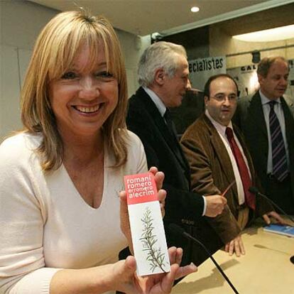 Manuela de Madre, con una ramita de romero.