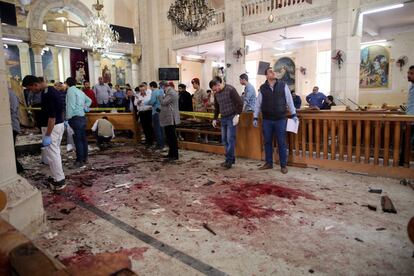 Varios investigadores examinan la zona del atentado en la iglesia de San Jorge de Tanta.