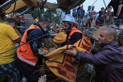 Rescate de un herido entre los escombros de un edificio afectado tras los ataques israelíes en Jan Yuris, este martes. 