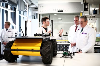 Keir Starmer visitaba este lunes el laboratorio Manufacturing Futures del University College de Londres.