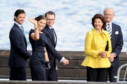 El príncipe Carlos Felipe de Suecia, su hermana, la princesa Victoria con su prometido, Daniel Westling, la reina Silvia de Suecia y el rey Carlos Gustavo sonríen a su llegada a una recepción en un barco histórico en Estocolmo