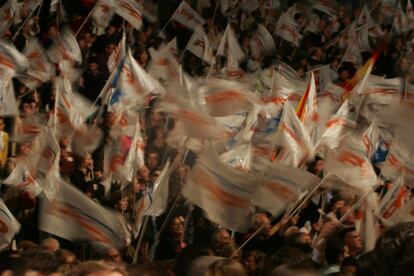 Los asistentes ondean banderas del PP en el mitin de cierre de campaña de las autonómicas de 2007.