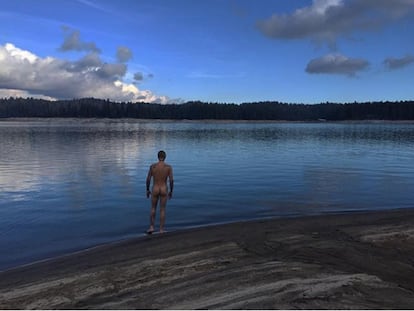 Esta no es la primera vez que Justin Bieber (London, Canadá, 1994) enseñaba el trasero: lo había hecho en julio de 2015, en una foto que tuvo que borrar después de que algunos admiradores le recordasen que tenía muchos seguidores menores de edad y un desnudo no era lo más adecuado. Pidió disculpas, retiró la imagen... y subió otra nueve meses después, la que estás viendo ahora, tal vez ya convencido de que era un artista adulto. Desde entonces, hemos visto la anatomía de Justin por detrás, por delante, de lado, de canto, desde arriba y desde abajo: los paparazi lo han fotografiado desnudo varias veces en todas las situaciones posibles <p>Puedes ver la publicación original <a href="https://www.instagram.com/p/BDcArURAvtC/?utm_source=ig_embed" target="_blank">aquí</a>.</p>