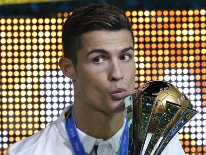 Cristiano Ronaldo besa el trofeo al mejor jugador del torneo.
